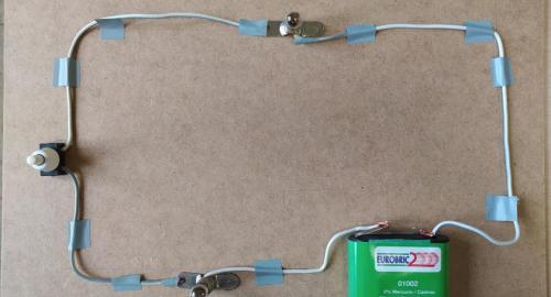 Alumnado trabajando con circuitos